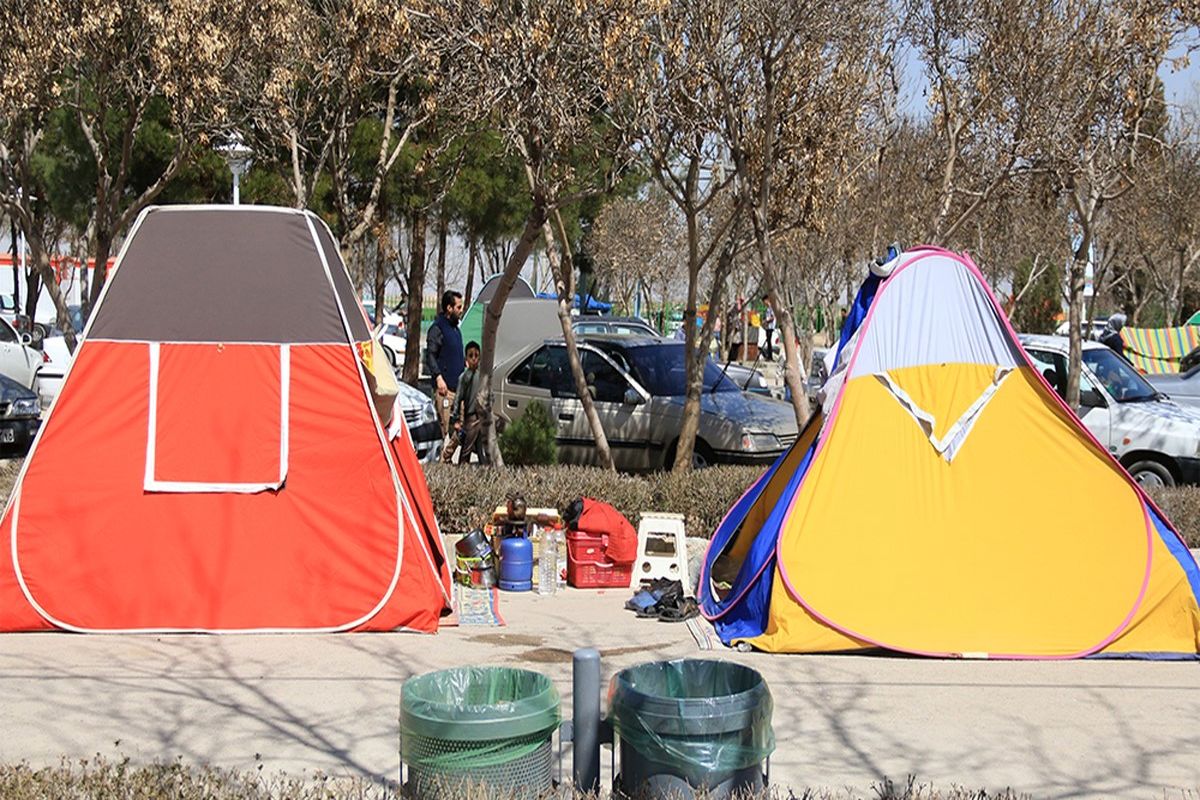 آتشنشانان ۷۰ وسیله گرمایشی را از چادر مسافران در باغ فدک خارج کردند