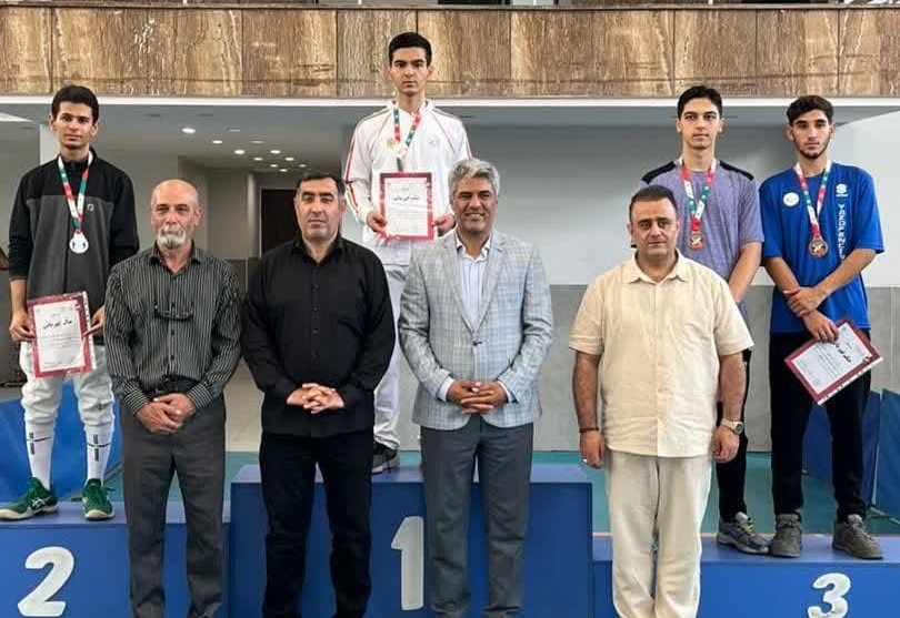 قهرمانی دانش آموز اصفهانی در رقابت‌های شمشیربازی جوانان کشور