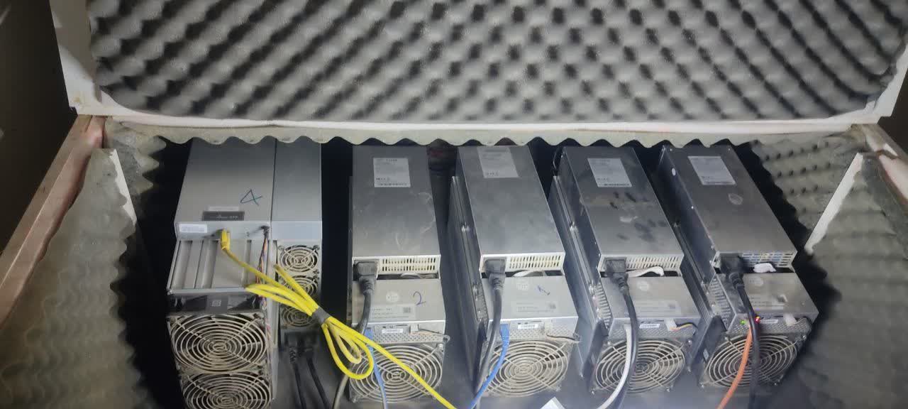 کشف ۶ دستگاه ماینر غیرمجاز در مزرعه پرورش طیور نایین