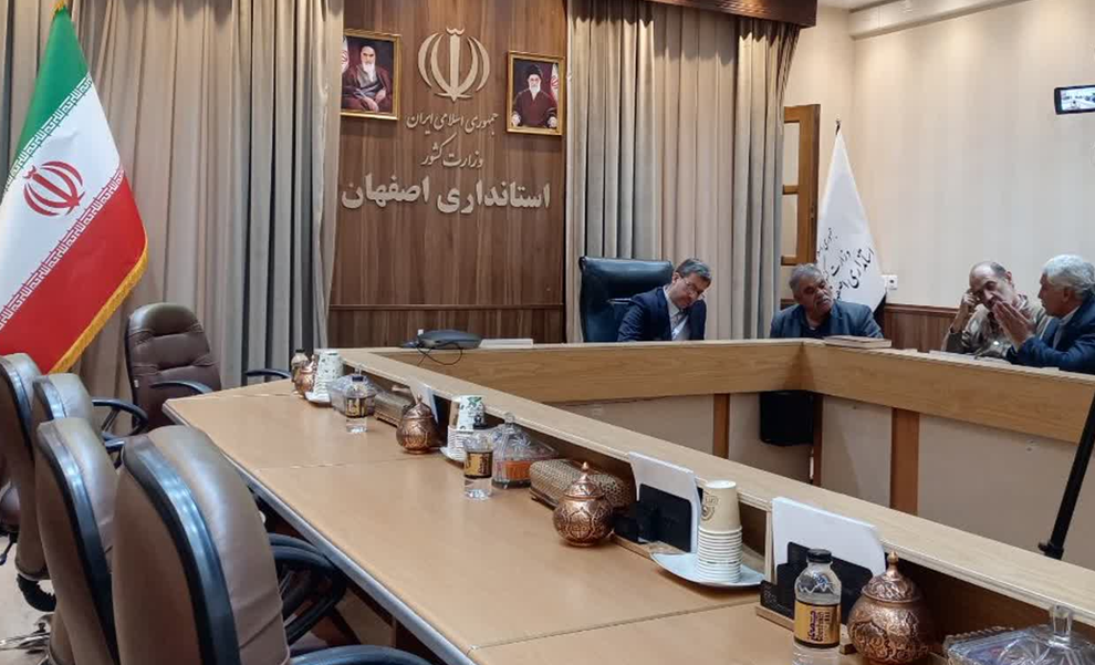 با گره گشایی از کار مردم دیوار بیاعتمادی به نظام اداری را کوتاه کنیم