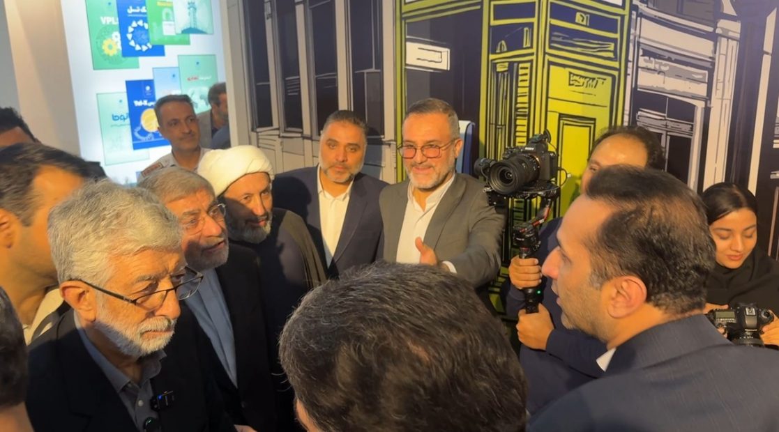 بازدید مشاور ارشد مقام معظم رهبری از غرفه مخابرات منطقه اصفهان در نمایشگاه اتوکام۲۶