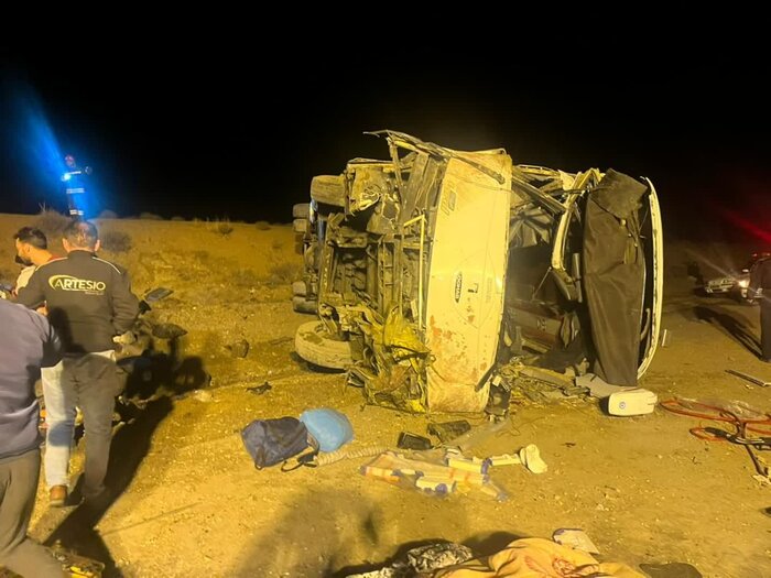 واژگونی اتوبوس در نزدیکی نطنز ۱۳ کشته برجا گذاشت