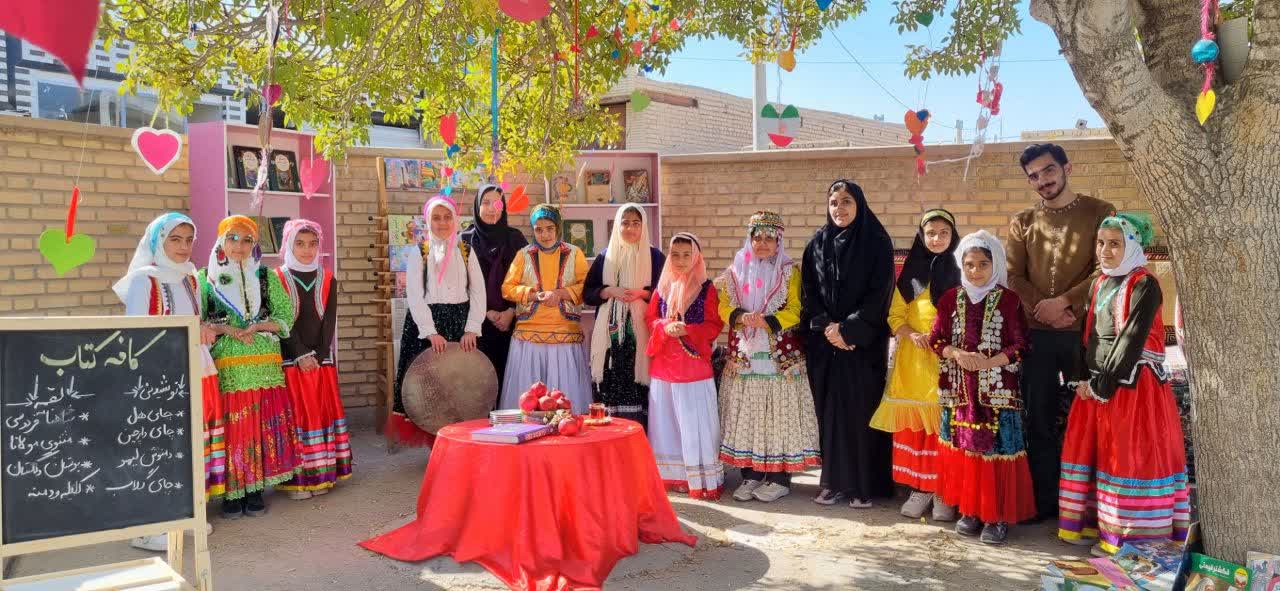 تمرین دوستی با مطالعه در کافه کتاب رویا