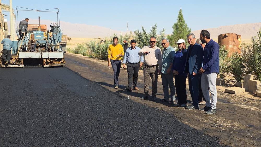 آغاز عملیات آسفالت مسیر اصلی روستای چاه ملک خور و بیابانک