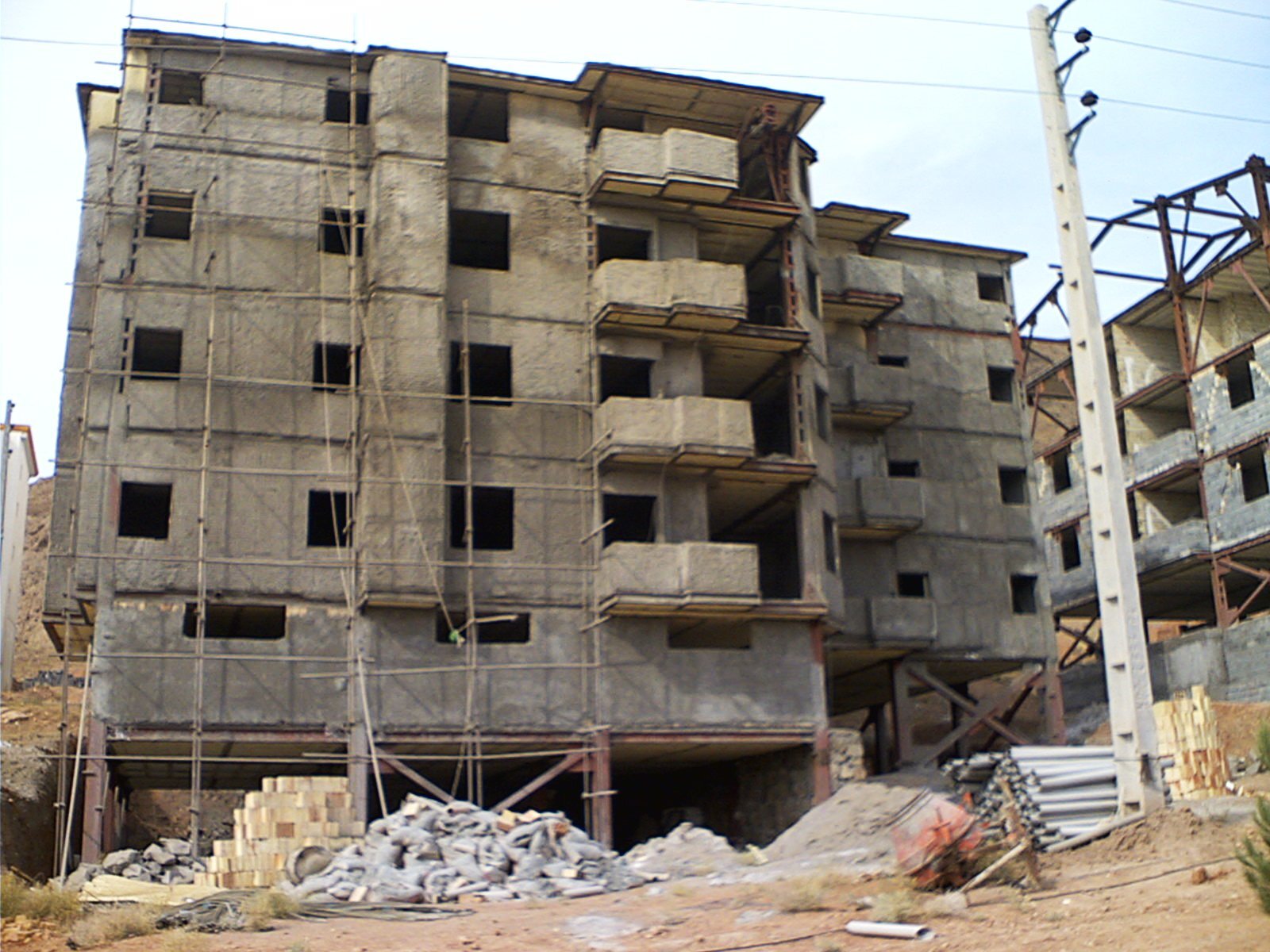 دستگیری باند سارقان ساختمانهای نیمه ساز در مبارکه