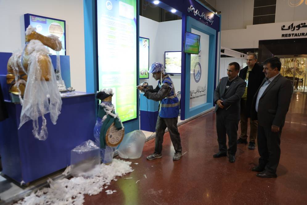 اجرای نمایش مقابله با یخزدگی کنتورهای آب توسط آبفای اصفهان