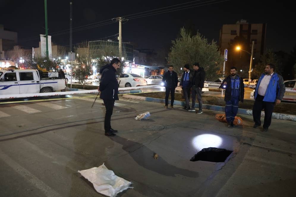 خط انتقال فاضلاب ریزش کرد؛ خیابان رباط دوم مسدود شد