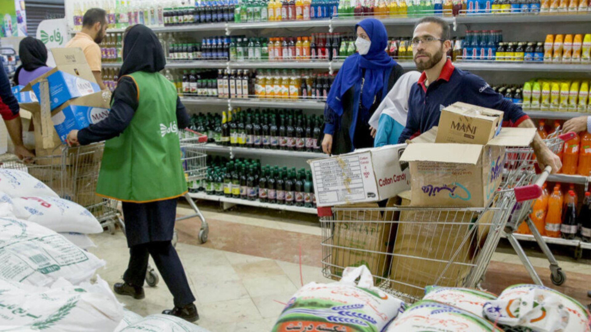 نظارت میدانی بر روند توزیع کالاهای اساسی در بازار