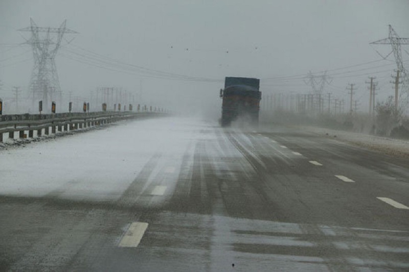 جاده های اصفهان لغزنده و تردد کند است