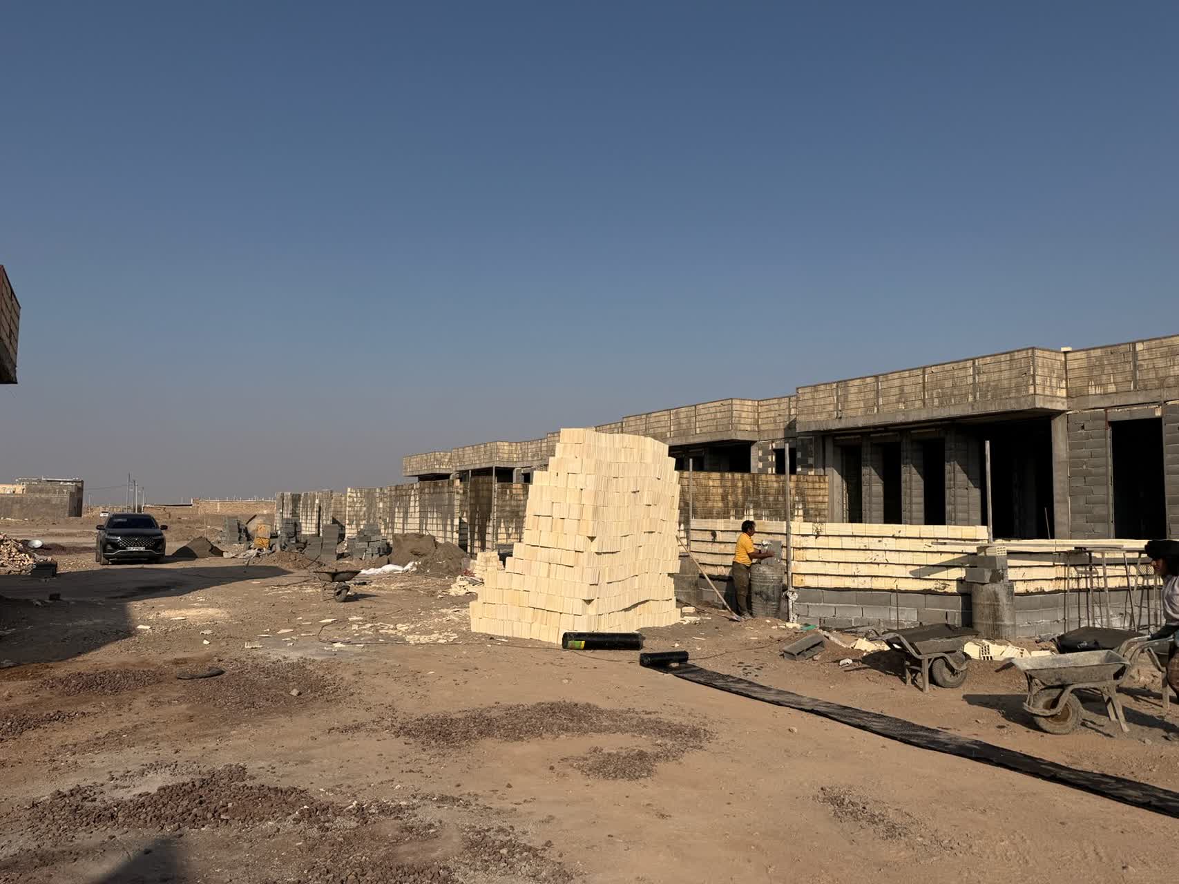 پایان عملیات دیوارچینی حیاط ۵ واحد مسکونی در پروژه ۵۰ واحدی روستای امیران