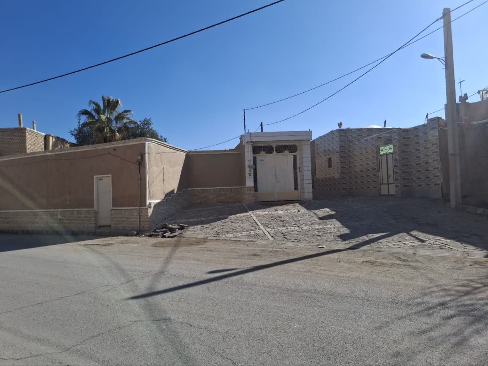 اجرای عملیات سنگ‌فرش و بهسازی ورودی روستای گردشگری قورتان شهرستان ورزنه