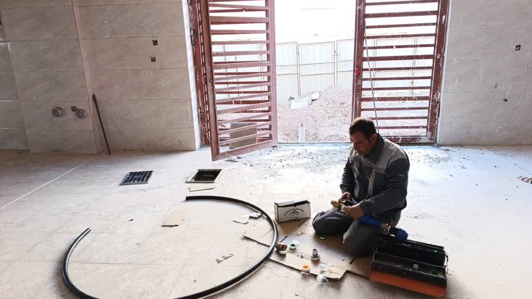 اجرای عملیات نصب کنتور آب دائمی در پروژه ۲۴ واحدی نهضت ملی مسکن اردستان