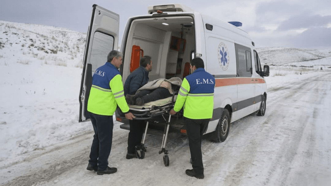 عملیات موفق اورژانس اصفهان در نجات راننده گرفتار در برف