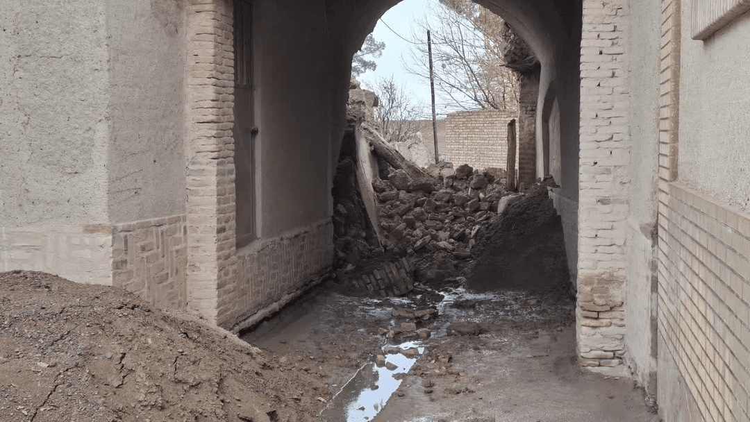 بخشی از دروازه تاریخی نایین فروریخت