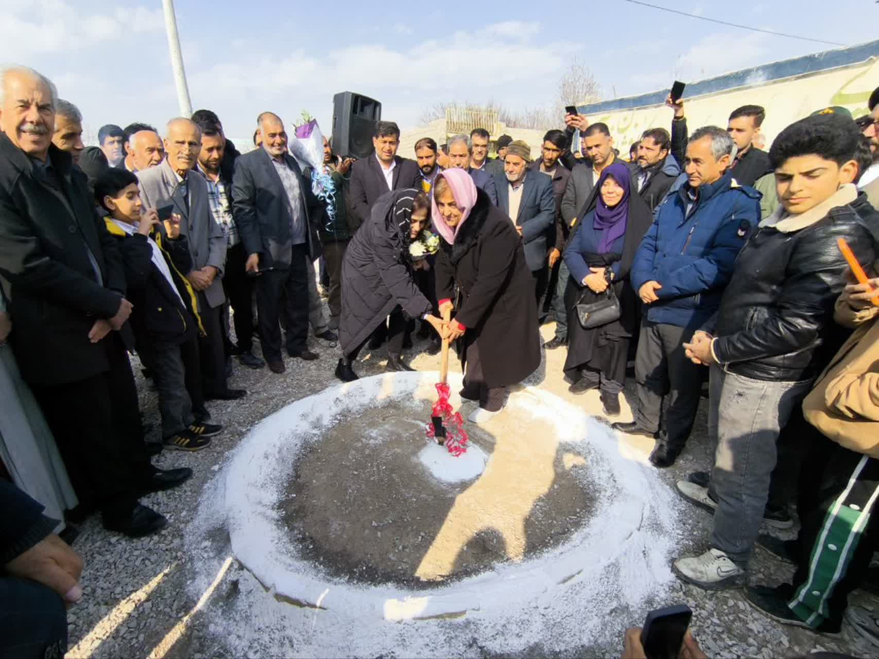 کلنگ احداث مدرسه ۶ کلاسه روستای کافشان فلاورجان به زمین زده شد