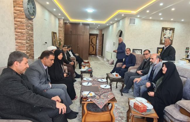 استاندار اصفهان با مادر چهار شهید دوران دفاع مقدس شهرستان مبارکه دیدار کرد