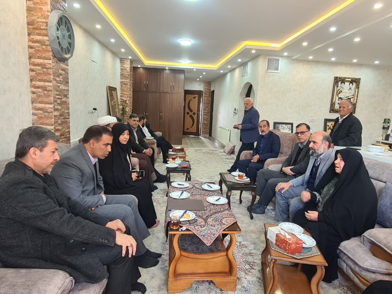 استاندار اصفهان با مادر چهار شهید دوران دفاع مقدس شهرستان مبارکه دیدار کرد