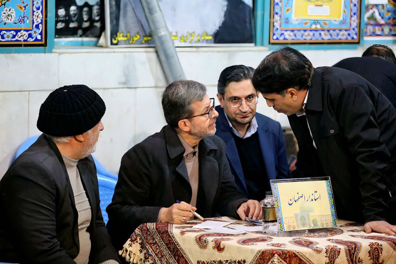 استاندار اصفهان در مصلی خوراسگان با شهروندان دیدار و به مشکلاتشان رسیدگی کرد