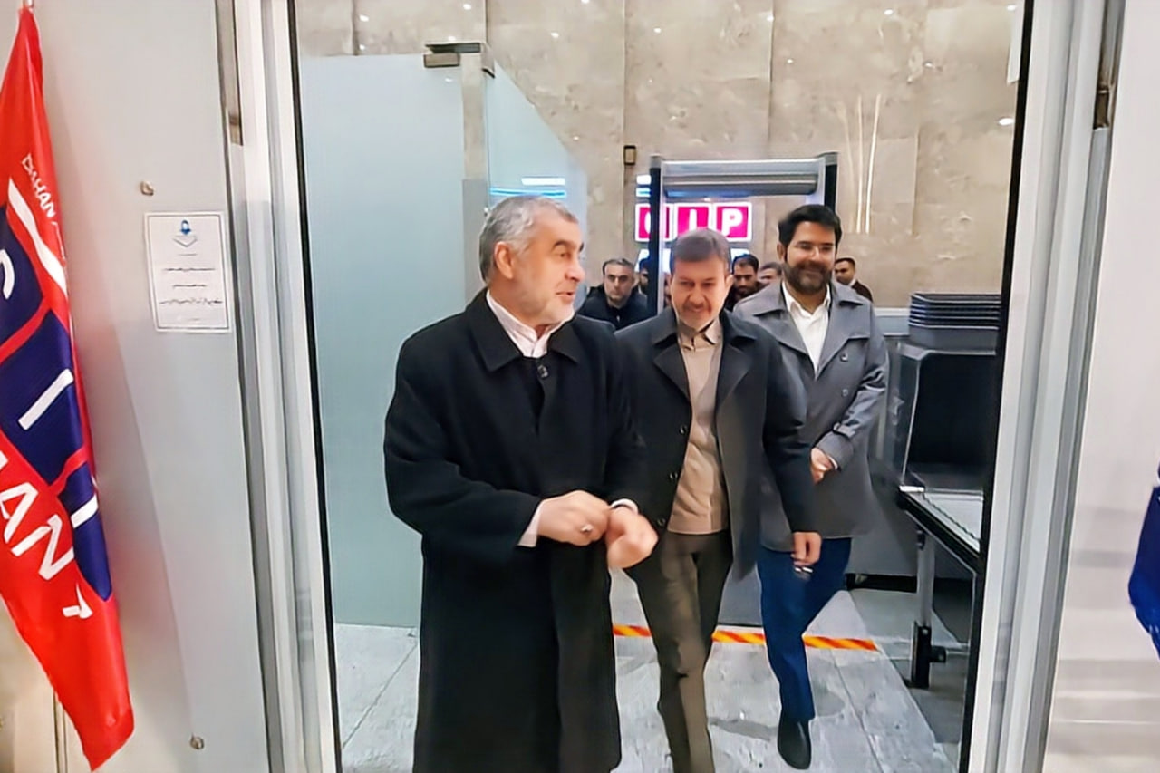 نایب رئیس مجلس در فرودگاه شهید بهشتی اصفهان مورد استقبال استاندار اصفهان قرار گرفت