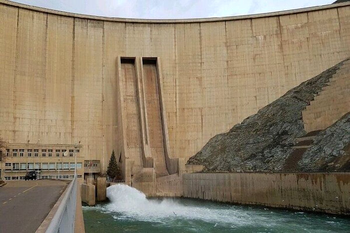 خروجی سد زایندهرود به ۱۱ مترمکعب بر ثانیه کاهش یافت