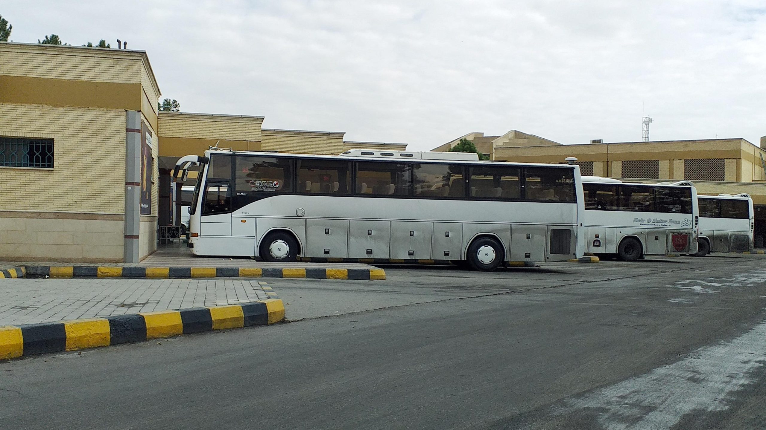 باز شدن مشکل توقف و حمل بار اتوبوس‌ها در محور کاوه اصفهان