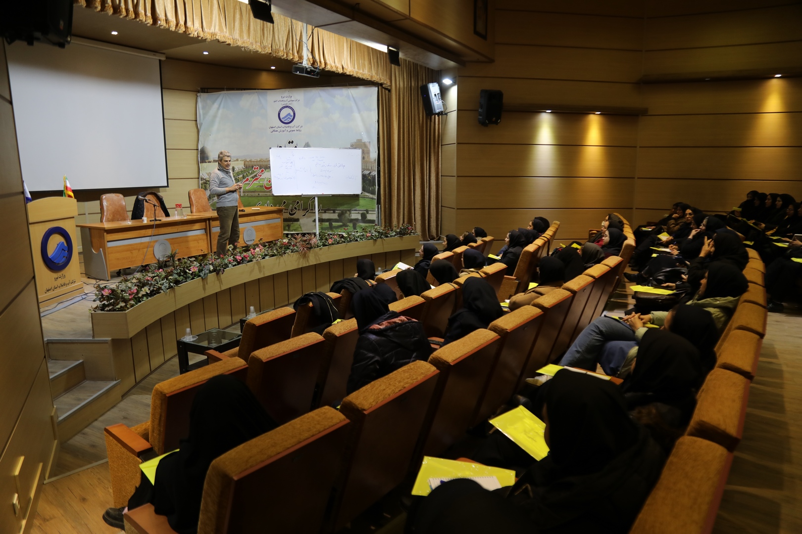 حضور بانوان آبفای اصفهان در کارگاه «سبک زندگی سالم و چالش‌های زناشویی و فرزندپروری»