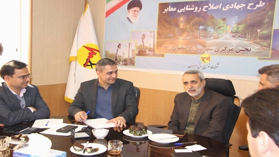 برگزاری جلسه بررسی مشکلات دهیاران و دیدار سرزده نماینده اصفهان با محوریت طرح روشنایی معابر