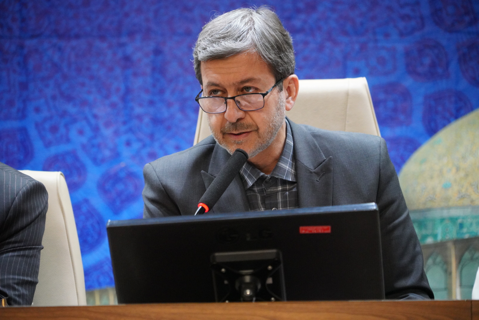 استاندار اصفهان دستور تأمین فوری نهاده دامداران را صادر کرد