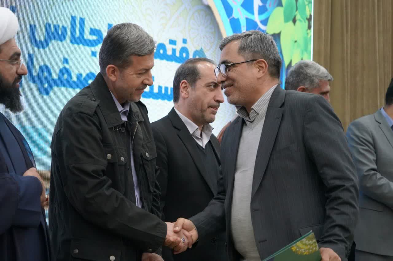 تجلیل از مدیرکل نوسازی مدارس اصفهان در هفتمین اجلاس سراسری نماز