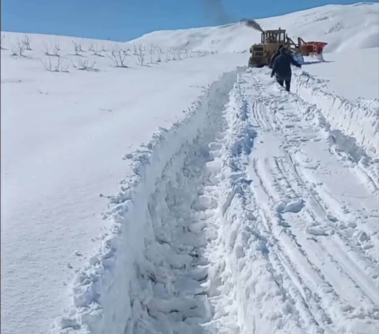 تلاش طاقت‌فرسای نیروهای آبفا و راهداری چادگان در برف‌ ۸۰ سانتی‌متری