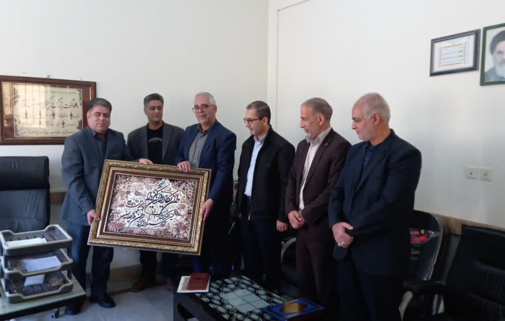 تکریم رئیس اداره مخابرات شهرستان بویینمیاندشت