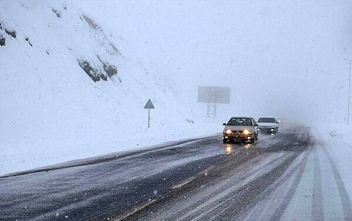 بارش برف در محورهای غرب اصفهان