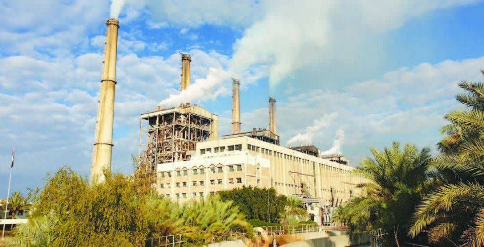 کارکنان صنعت آب و برق شبانهروزی در حال خدمت رسانی هستند