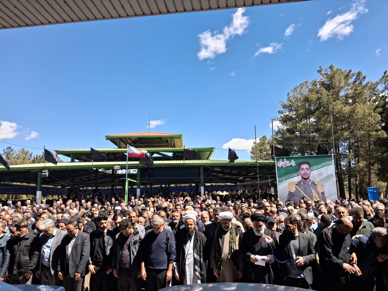 مبارکه پیکر سرباز شهید «امیرحسین وهابی» را به آغوش کشید