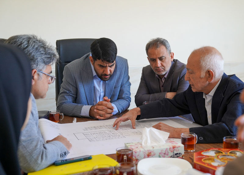 ادامه خدمترسانی شرکت عمران بهارستان با وجود خسارت به ساختمان در حمله دشمن