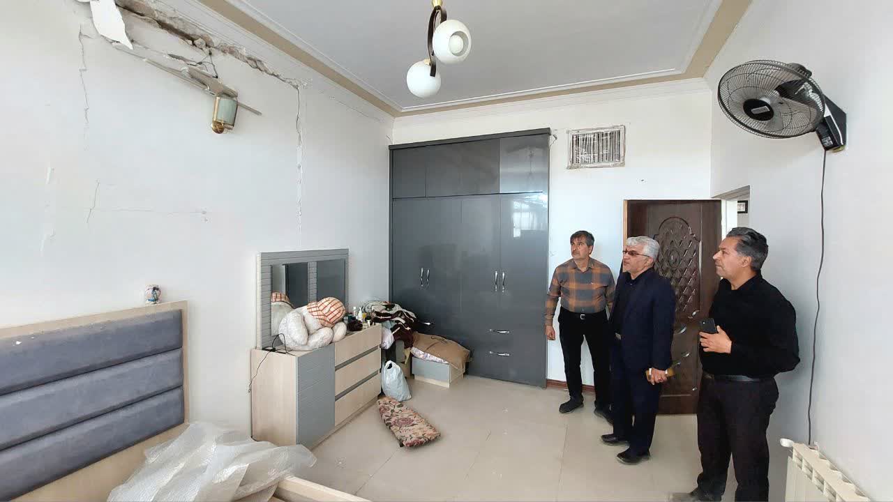 بازدید میدانی فرماندار آران و بیدگل از منازل آسیب‌دیده یحیی‌آباد