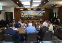 بر دستان پر تلاش کارگران ذوب‌آهن بوسه می‌زنم