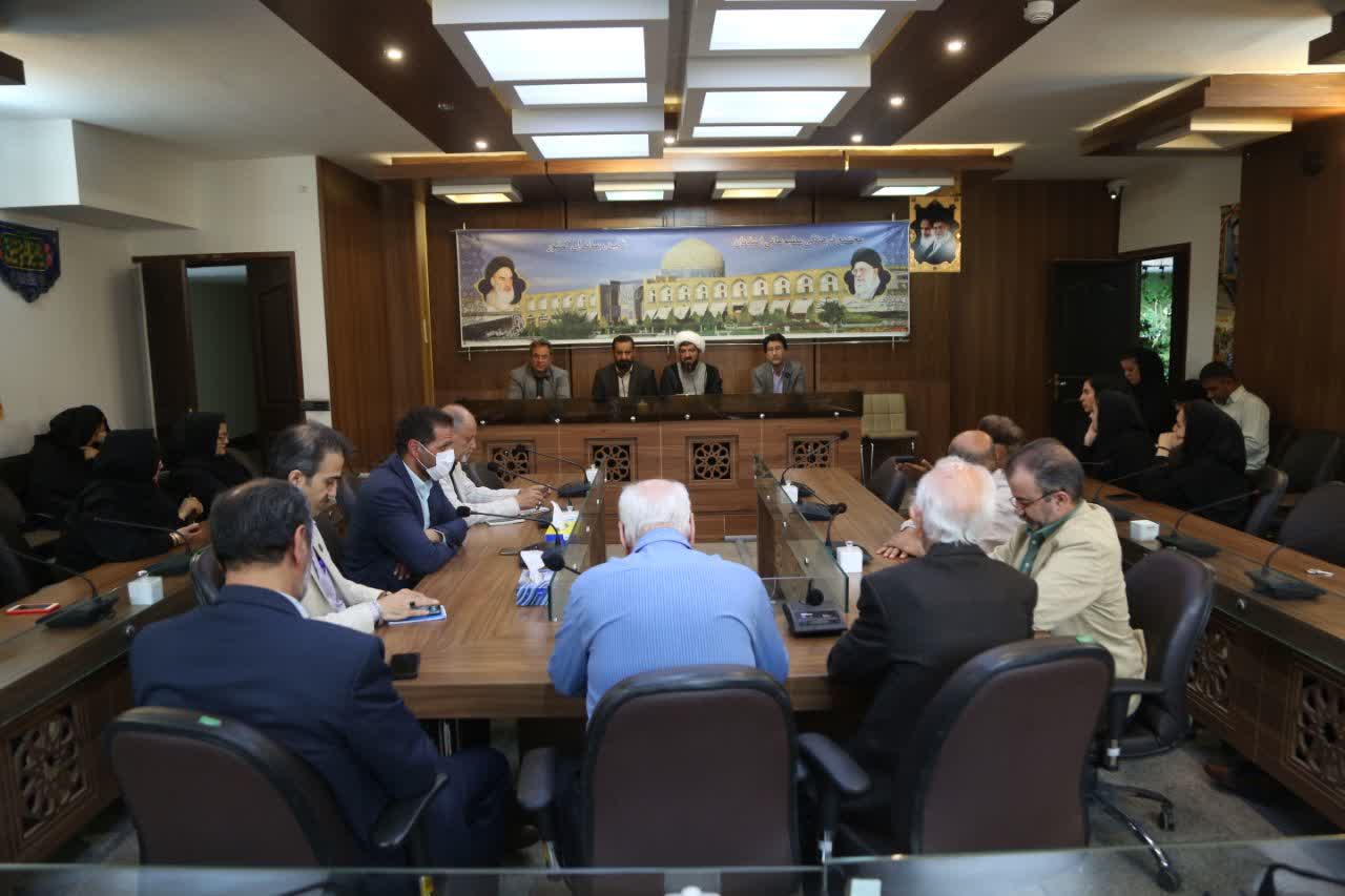 بر دستان پر تلاش کارگران ذوبآهن بوسه میزنم