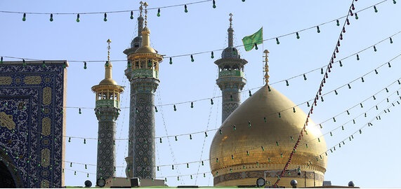 اهدای فرش متبرک حرم امام علی به خانواده‌های آسیب‌دیده جنگ رمضان