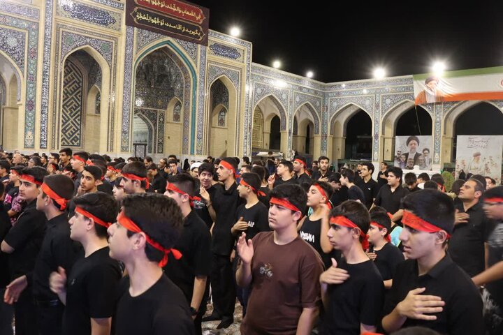 طنین لبیک دانش‌آموزان حسینی ناحیه ۵ اصفهان در حرم زینبیه
