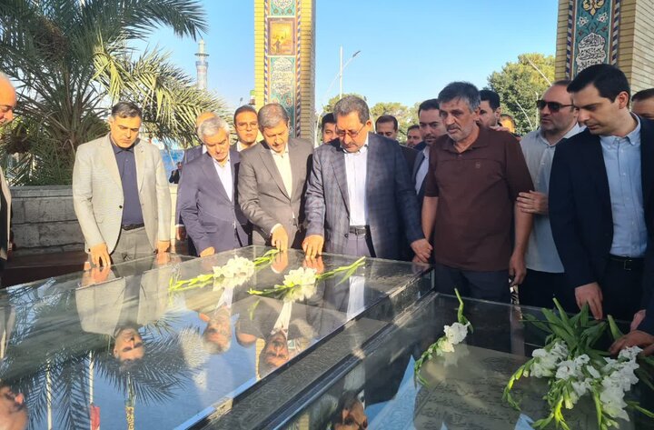 ورود وزیر صمت به اصفهان؛ ادای احترام به شهدا و آغاز نشستهای تخصصی برای رفع موانع تولید