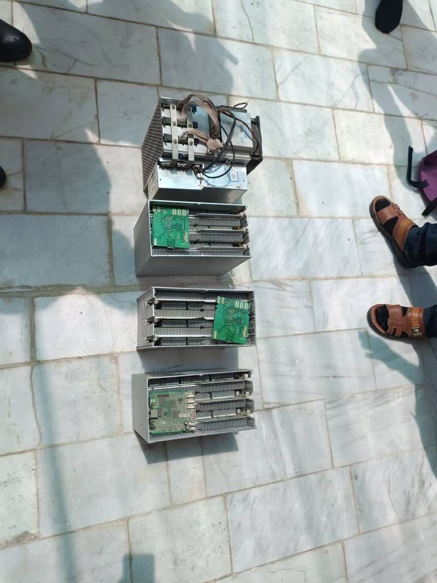 کشف و جمع‌آوری مرکز غیرمجاز استخراج رمزارز در محدوده امور برق مرکز اصفهان