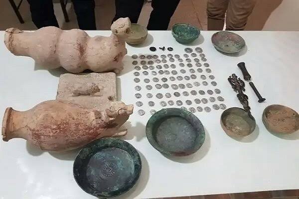 کشف ۳۳ شیء تاریخی متعلق به دوره ساسانی از حفاران غیر مجاز در فریدونشهر